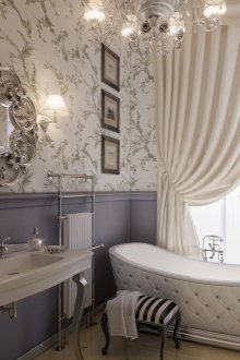 Γκρι-άσπρη ταπετσαρία στο μπάνιο με στυλ provence