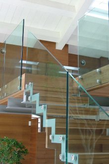 Γυάλινο κιγκλίδωμα για σκάλες από μέταλλο και ξύλο