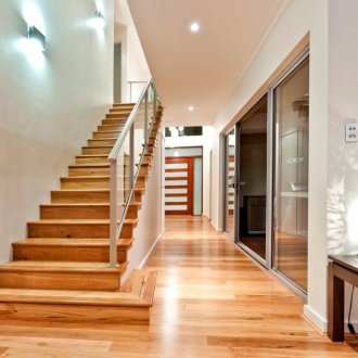 Κάγκελα για σκάλες από μέταλλο και γυαλί