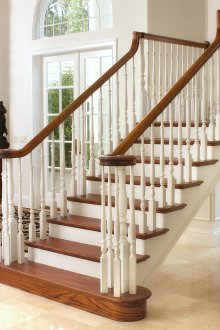Όμορφο ξύλινο κιγκλίδωμα για τις σκάλες
