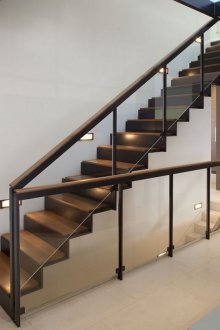 Μοντέρνα κιγκλιδώματα από γυαλί, ξύλο και μέταλλο για σκάλες