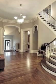 Ασπρόμαυρο ξύλινο κιγκλίδωμα σκάλας