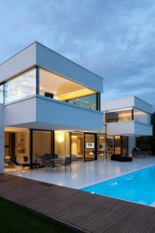 Φωτεινό σπίτι με πισίνα υψηλής τεχνολογίας
