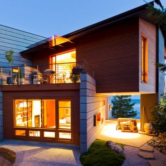 Μικρό ασυνήθιστο σπίτι υψηλής τεχνολογίας