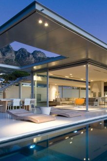 Μοντέρνο σπίτι υψηλής τεχνολογίας με μεγάλη πισίνα