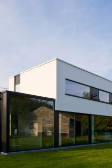 Ασπρόμαυρη πρόσοψη σπιτιού υψηλής τεχνολογίας