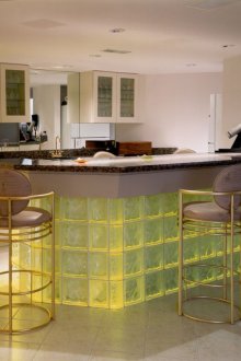 Γυάλινο μπαρ στην κουζίνα