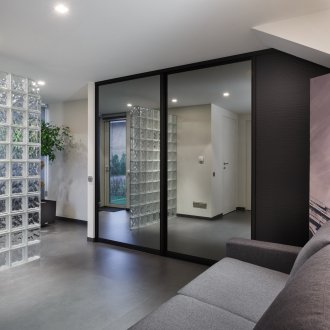 Διαχωριστικό γυάλινο μπλοκ στο σαλόνι