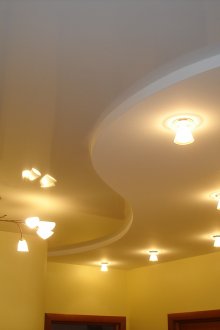 Ψεύτικη αρχική οροφή γυψοσανίδας στην κουζίνα