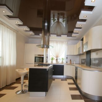 Ασπρόμαυρη οροφή δύο επιπέδων στην κουζίνα