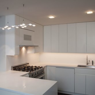 Γυψοσανίδα μονής οροφής σε μια μικρή κουζίνα