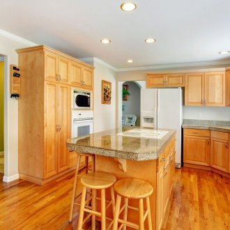 Γυψοσανίδα μονής οροφής στην κουζίνα με νησί