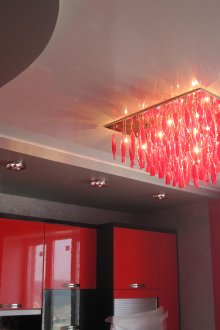 Όμορφη οροφή γυψοσανίδας δύο επιπέδων στην κουζίνα