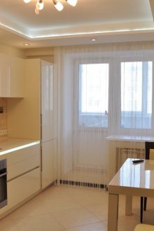 Οροφή δύο επιπέδων με φωτισμό γυψοσανίδας στην κουζίνα