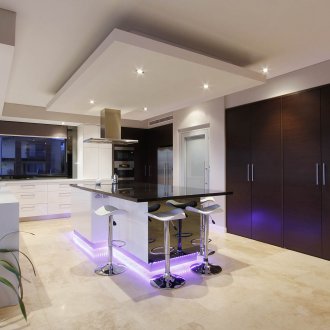 Στρώμα με επένδυση γυψοσανίδας σε σύγχρονη κουζίνα