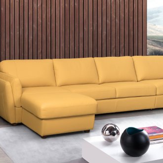 Πορτοκαλί καναπέδες με οθωμανική στο καθιστικό