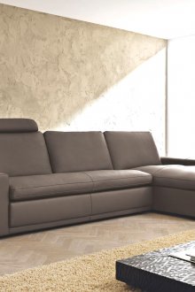 Καφέ δερμάτινο καναπέ με οθωμανικά