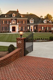 Τριόροφη μονοκατοικία σε κλασικό στιλ