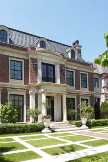 Τριώροφο διώροφο σπίτι με κλασικούς στύλους