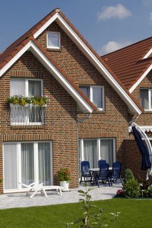 Ένα μικρό τούβλο διώροφο σπίτι σε κλασικό στιλ