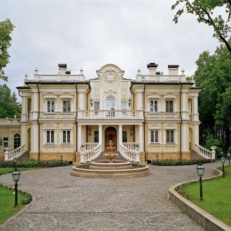 Μπεζ και λευκή πρόσοψη του σπιτιού σε κλασικό ύφος