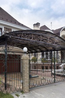 Σπίτι σε κλασικό στιλ με γκαράζ