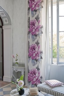 Φωτεινό κομψό κουρτίνες από λινό στο εσωτερικό