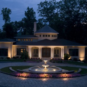 Όμορφη νυχτερινή φωτισμός ενός εξοχικού σπιτιού