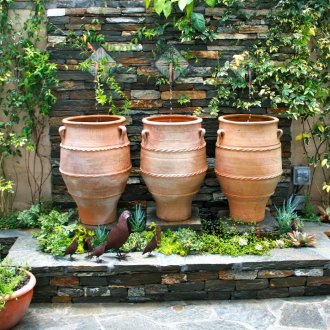 Όμορφα αγγεία και μεταλλικά ειδώλια στο οικόπεδο