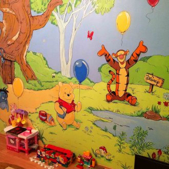 Χαρακτήρες κινουμένων σχεδίων στον τοίχο του παιδικού σταθμού