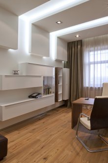 Λευκή ασυνήθιστη οροφή από γυψοσανίδας στο σαλόνι