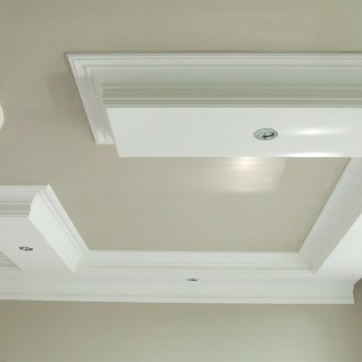 Μπεζ και λευκή γυψοσανίδα στο καθιστικό