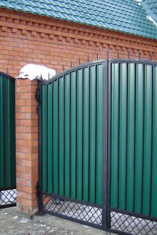 Wicket και πύλη από πράσινο κυματοειδές χαρτόνι