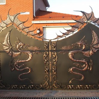 Πρωτότυπη μεταλλική πύλη του σπιτιού