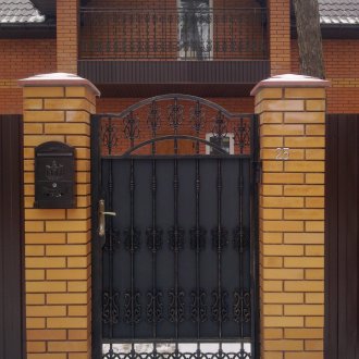 Όμορφη πλαστή πύλη