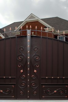 Τυφλή μεταλλική πύλη με στοιχεία σφυρηλάτησης