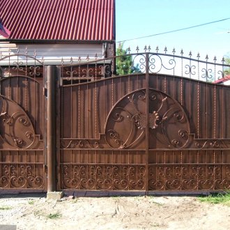 Τυφλή πύλη και πύλη με στοιχεία από σφυρήλατο σίδερο