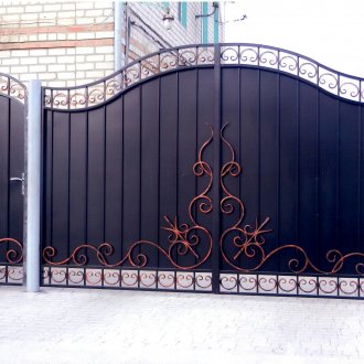 Μαύρη και χρυσή μεταλλική πύλη και πύλη