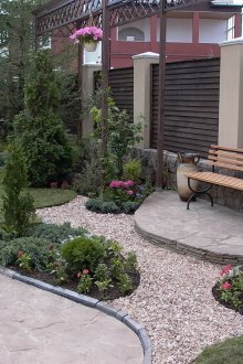 Ψηλό ξύλινο φράχτη ενός εξοχικού σπιτιού