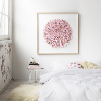 Πίνακας με ογκομετρικά λουλούδια στην κρεβατοκάμαρα