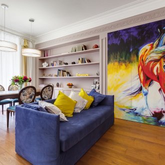 Μια μεγάλη εικόνα με ένα άλογο στο εσωτερικό του σαλόνι-τραπεζαρία στο Feng Shui