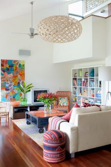 Φωτεινή άντληση στο σαλόνι για να τονωθεί