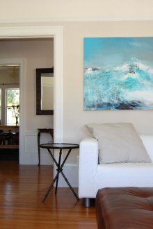 Pintar con el océano en el interior de la sala de estar en feng shui