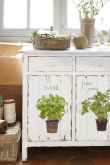 Λευκό συρταριέρα Decoupage σε στυλ provence