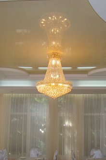 Πολυτελής πολυέλαιος με τέντωμα οροφής