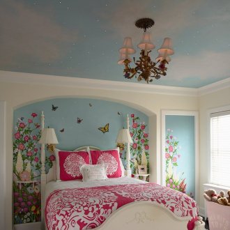 Όμορφος πολυέλαιος με οροφή τέντωμα στο φυτώριο