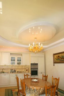 Χρυσός πολυέλαιος με τέντα στην κουζίνα