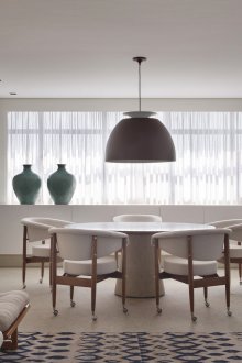 Μεγάλος πολυέλαιος στο καθιστικό-τραπεζαρία με τέντα τέντωμα