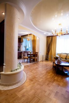 Μεγάλος κλασικός πολυέλαιος με τέντα στο σαλόνι