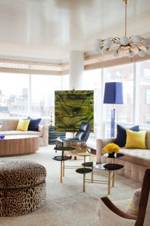 Μεγάλος πολυέλαιος με λευκή οροφή στο καθιστικό